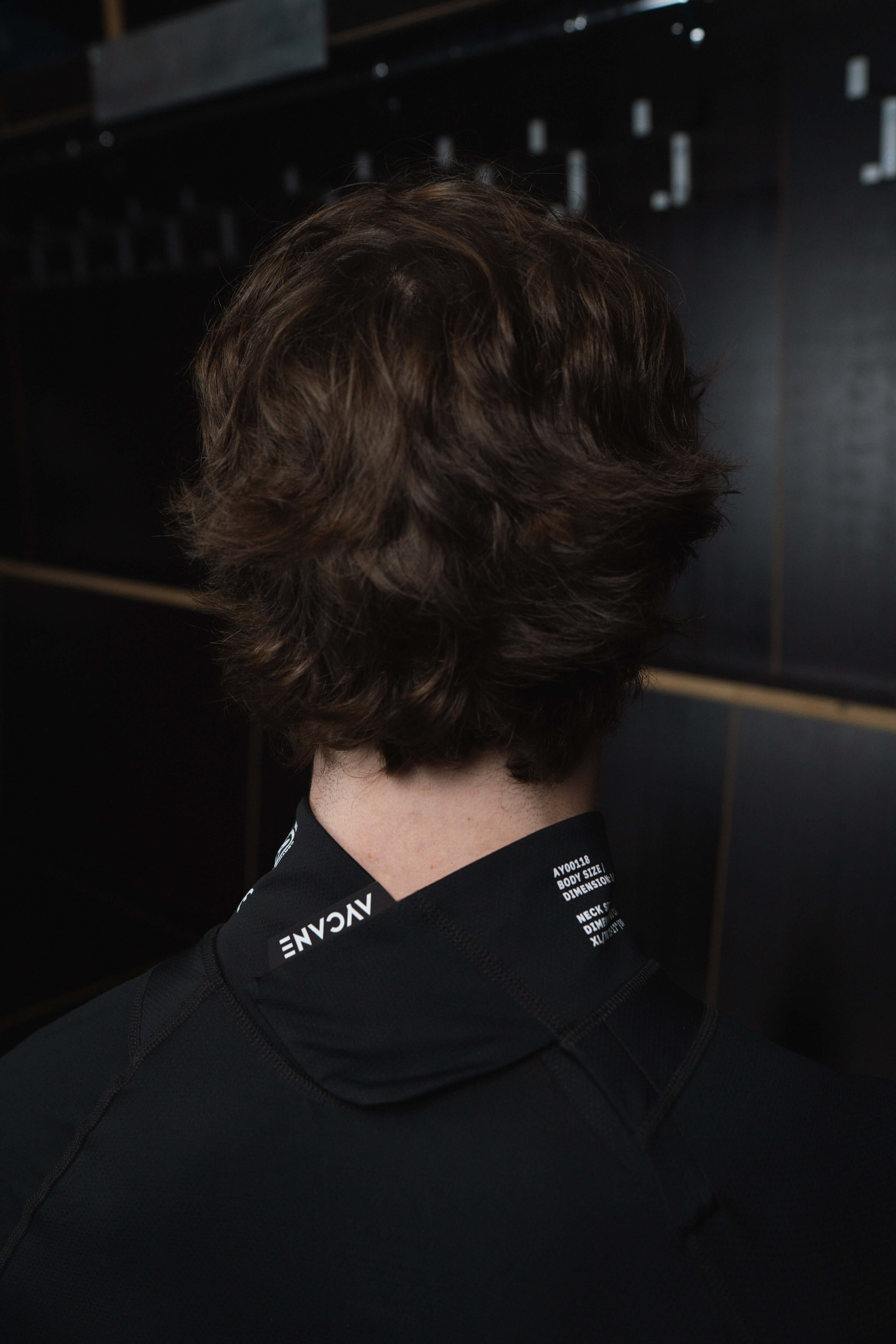 Back view of a person wearing the Blade X short sleeve with BNQ-certified neck protection.
