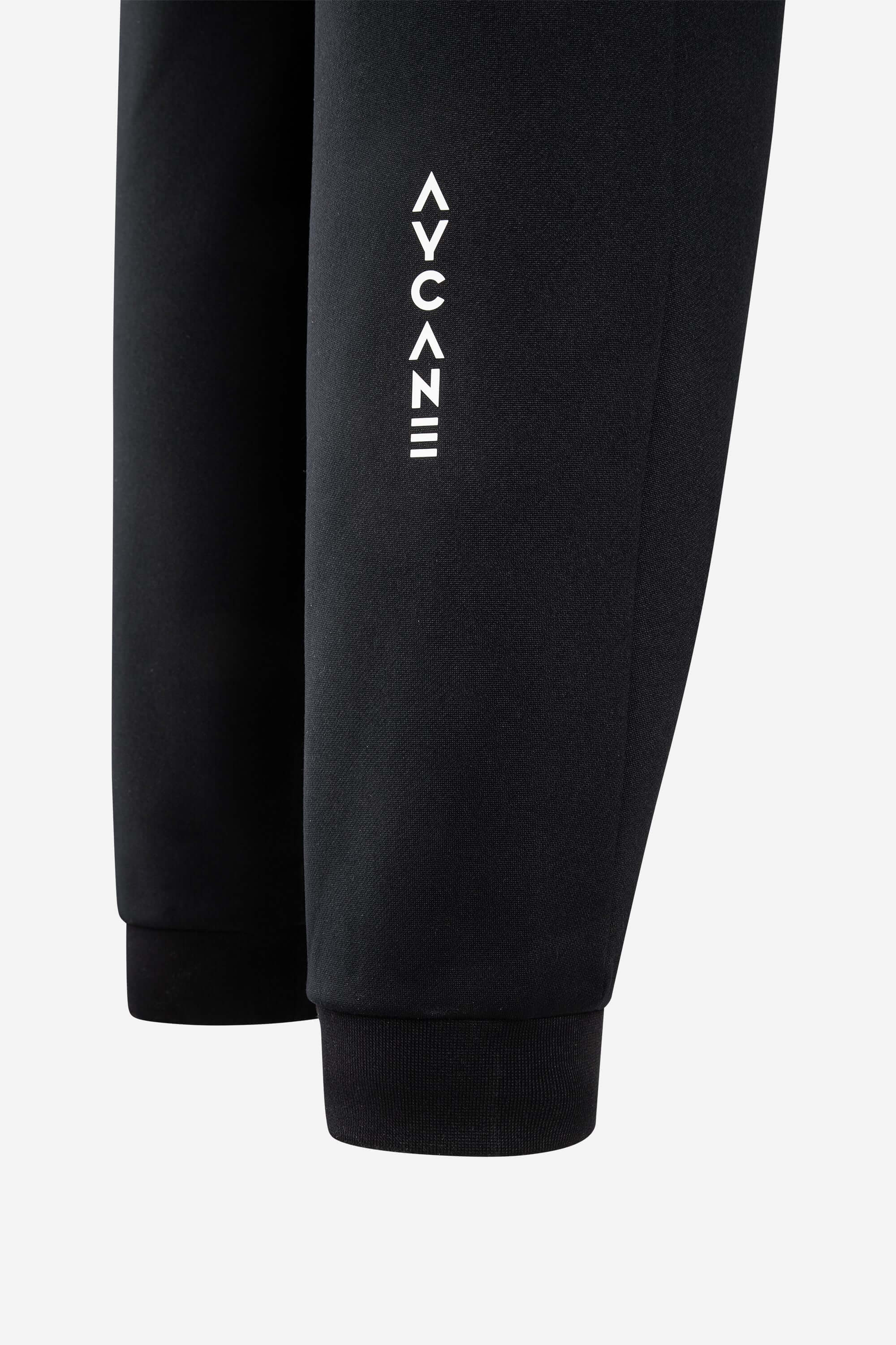 Close-up of Squad Jogger Youth in black with logo detail on the leg, showcasing relaxed fit and comfort.