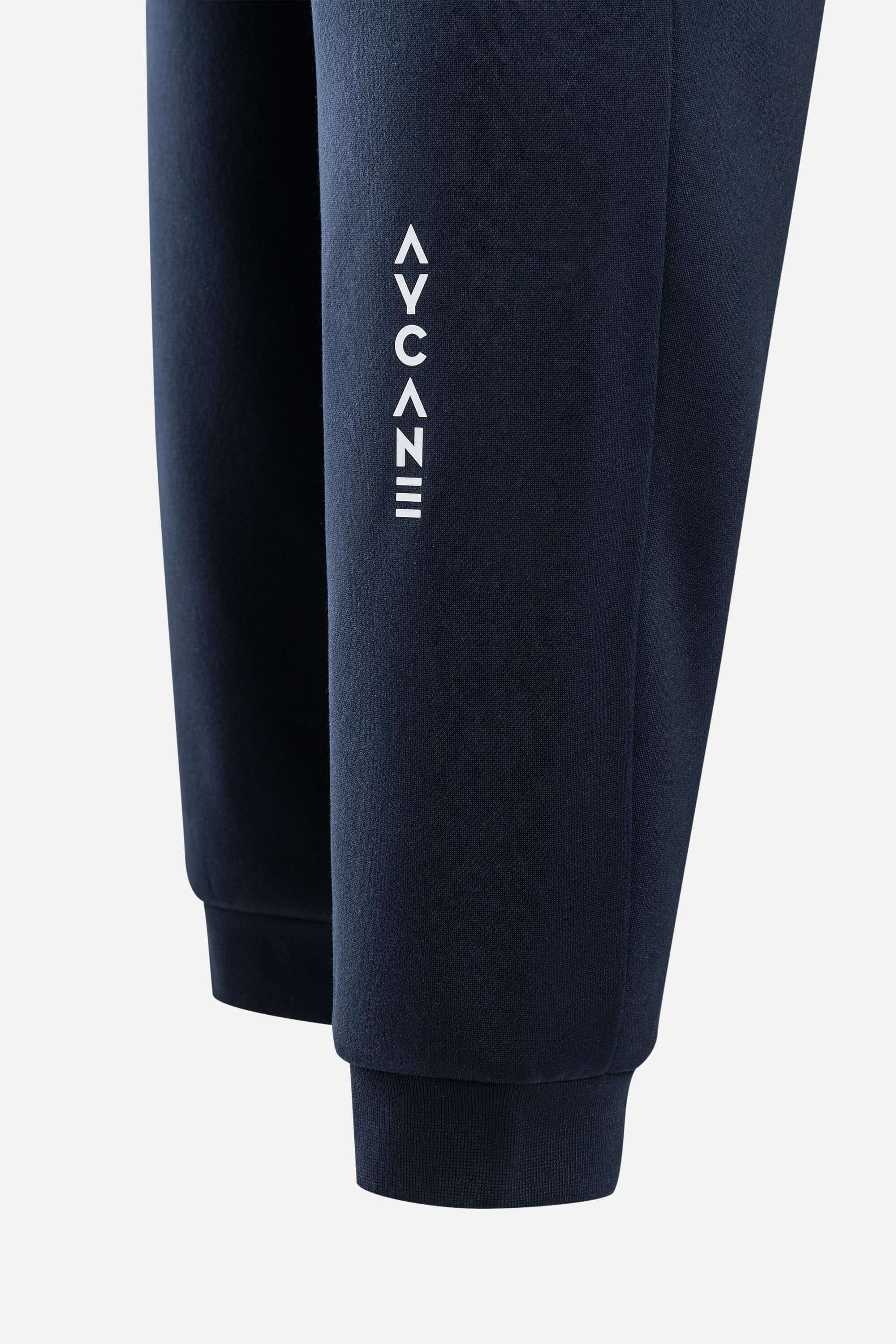 Close-up of Squad Jogger Youth in navy with logo detail, showcasing its relaxed fit and comfortable design.