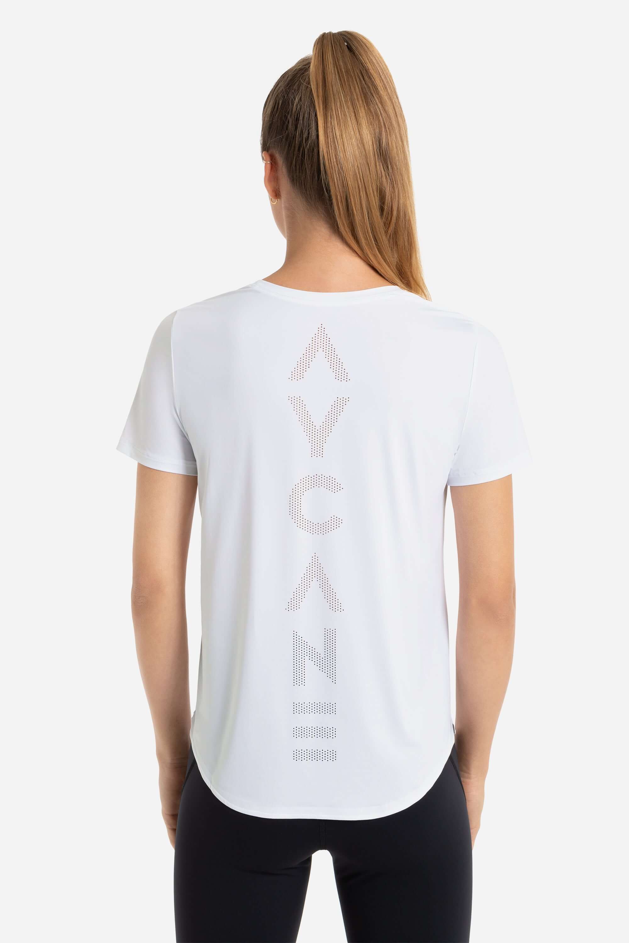 Women wearing a training t-shirt short sleeve in white and gym leggings in black from AYCANE